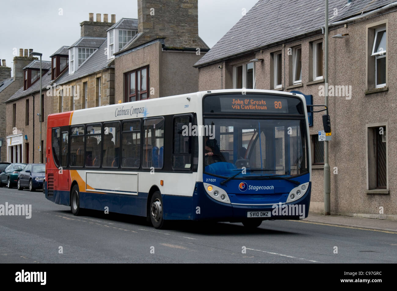 Un Alexander Dennis Enviro 300 di Stagecoach passa attraverso le strade di Thurso sul suo modo di John O'semole Foto Stock