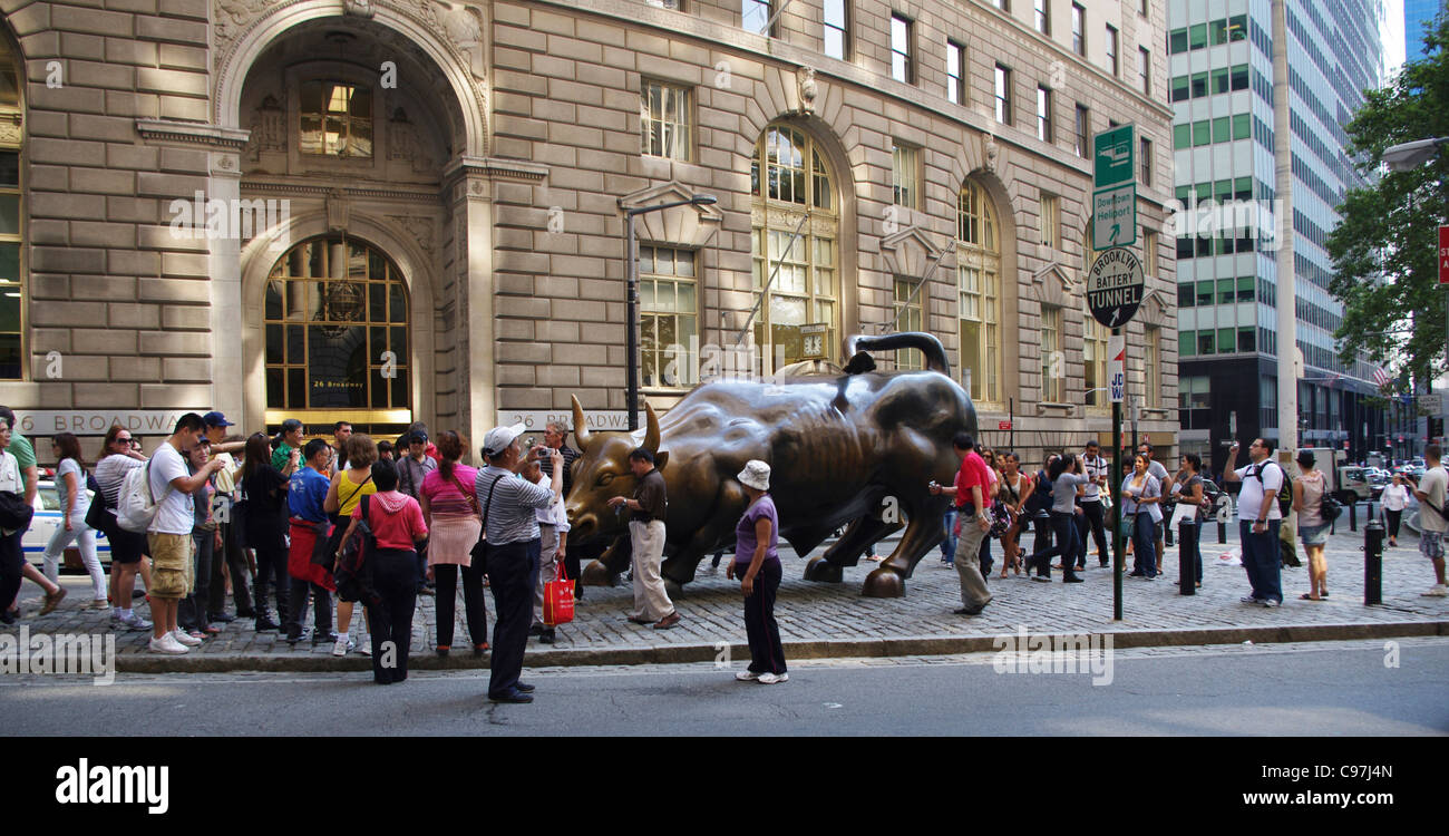 Attrazione turistica "' rialzista Wall Street Bull da Arturo di Modica turismo favorito nella città di New York il quartiere finanziario. Foto Stock