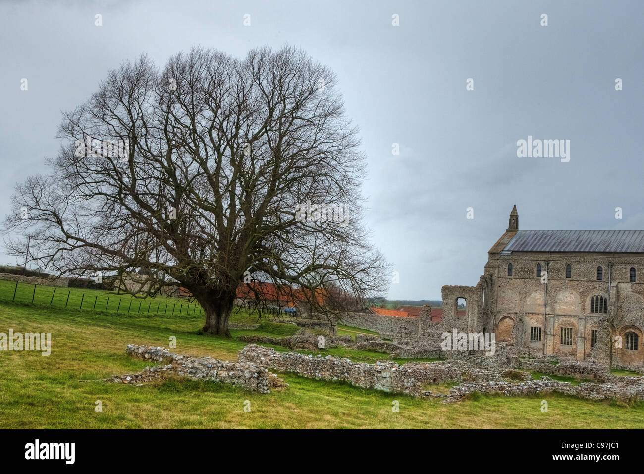Rovine a Binham Priory un monastero benedettino risalente al 1091 Foto Stock