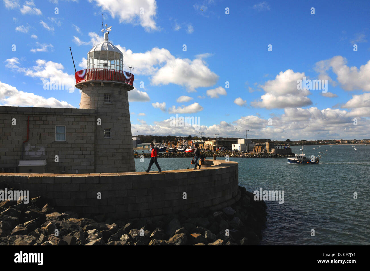 Il faro all'entrata del porto di LOWTH, sud Irlanda Foto Stock