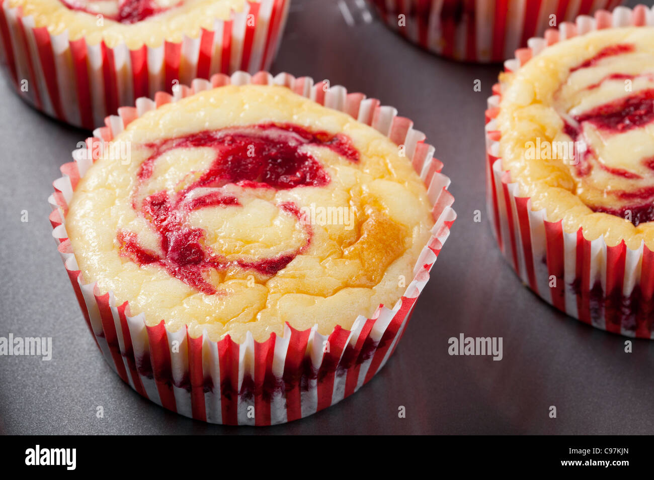 Muffin Cheesecake con lampone swirl. Foto Stock