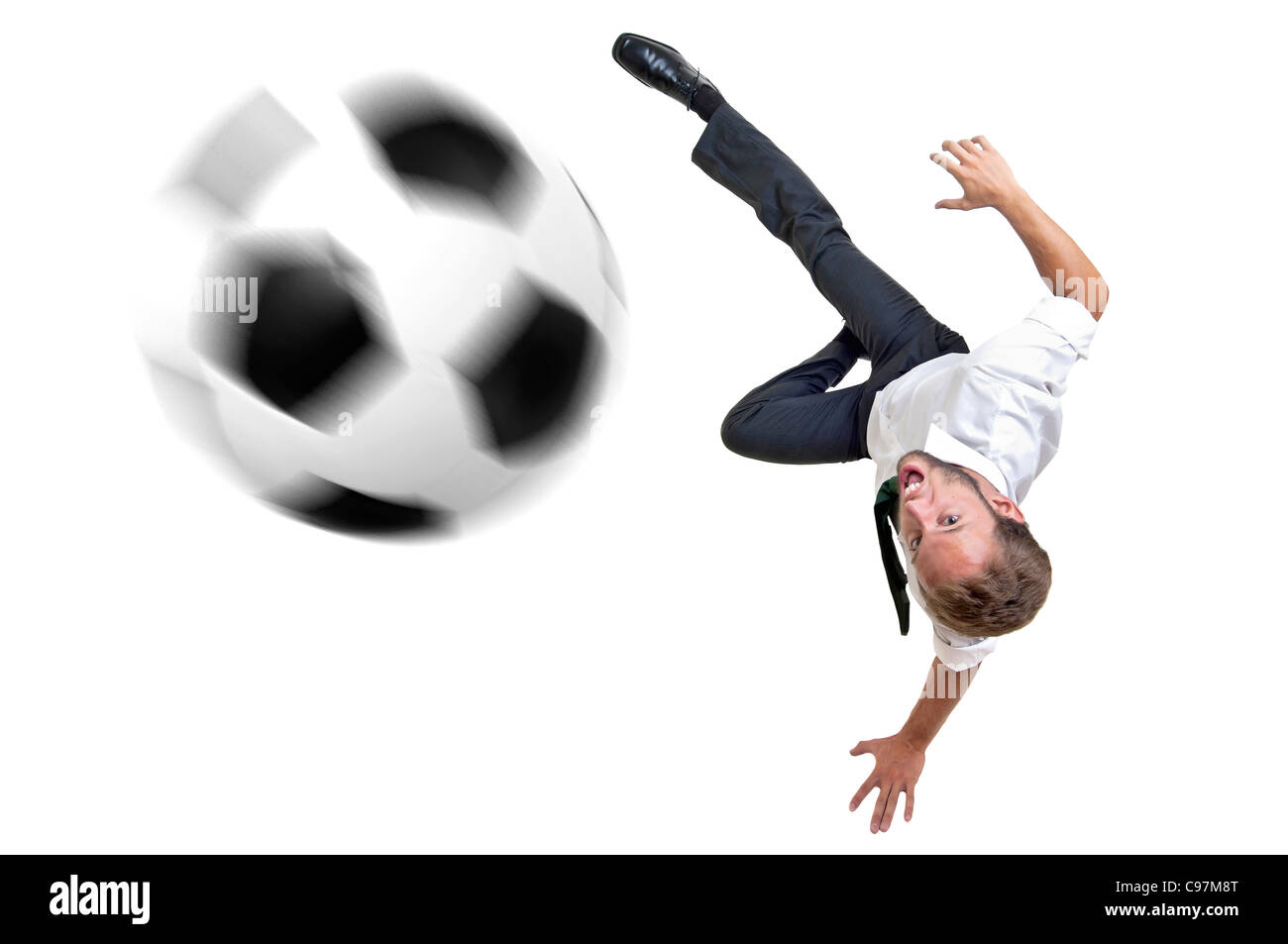 Imprenditore con pallone da calcio in calcio acrobatico Foto Stock