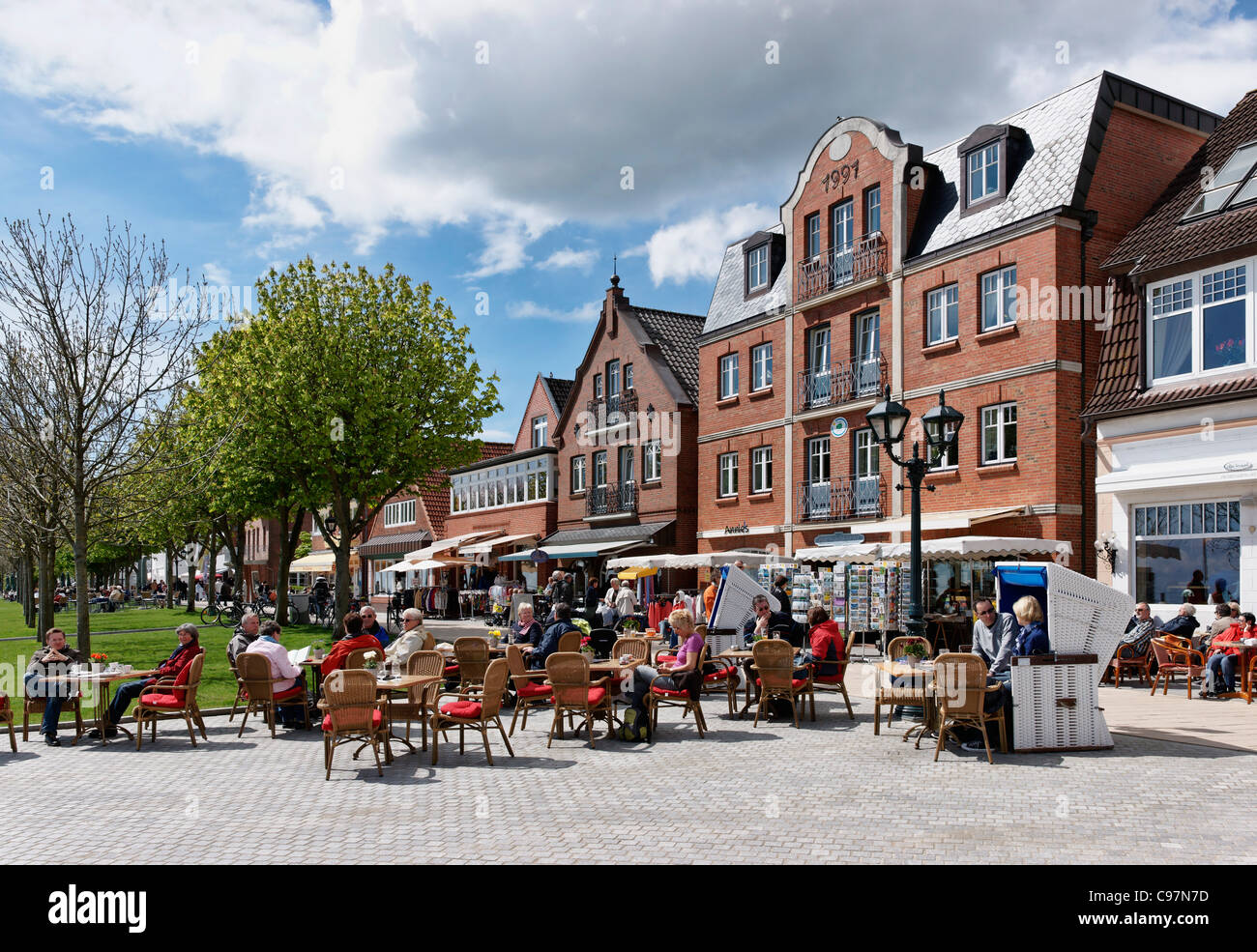 Passeggiata con caffè (Sabbia Embankment) in Wyk, Isola del Mare del Nord Foehr, Schleswig-Holstein, Germania Foto Stock