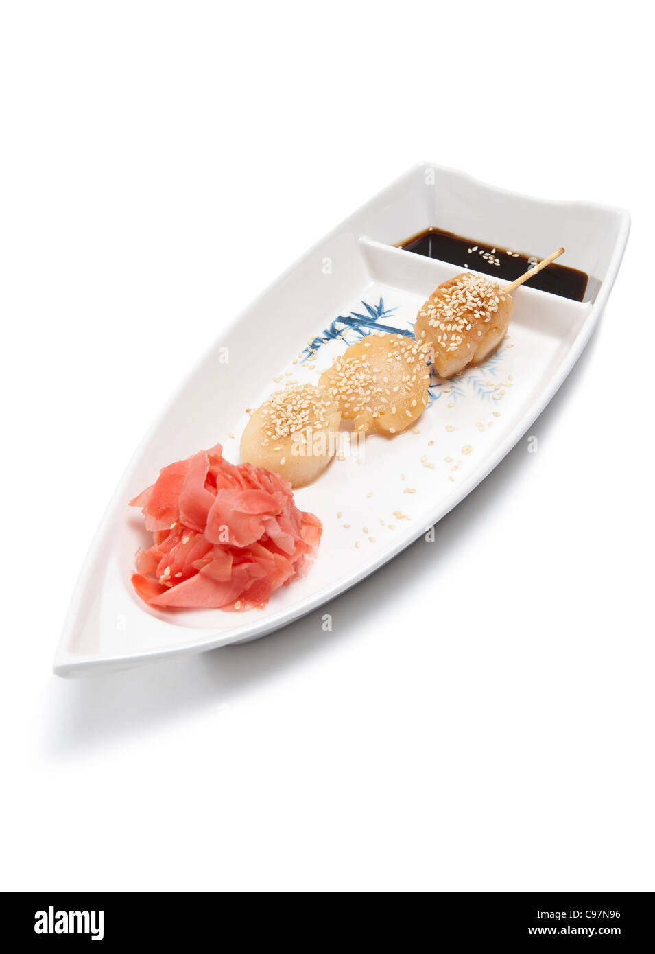 Shish kebab su di una piastra a forma di barca isolato su bianco Foto Stock