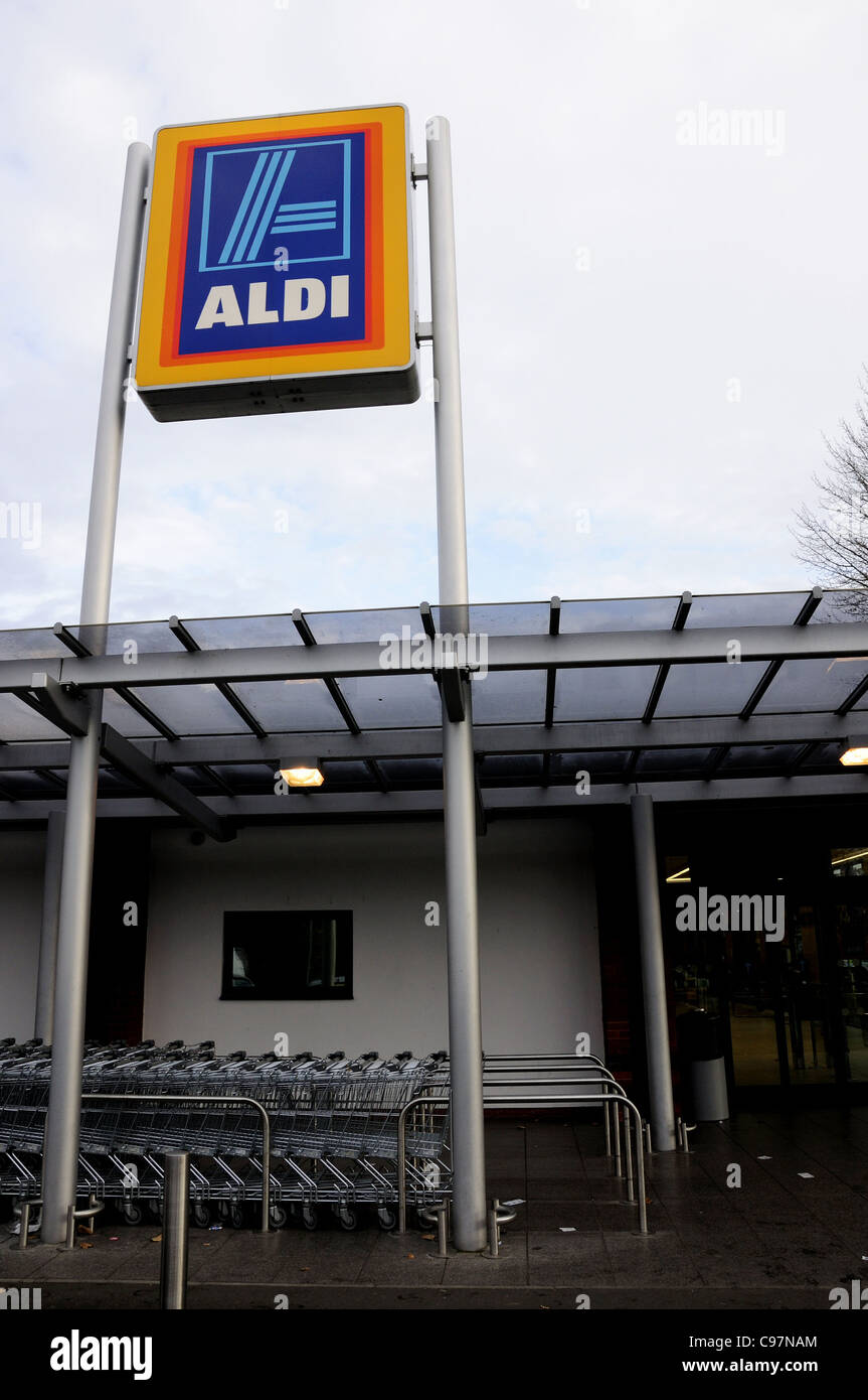 Ingresso e il logo di Aldi store Foto Stock