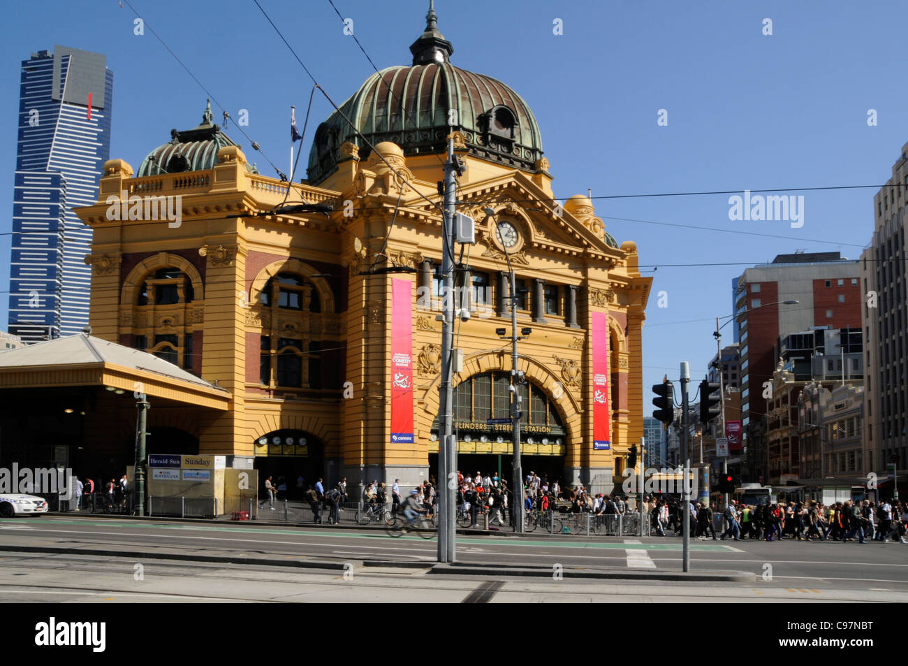 La stazione ferroviaria principale di Flinders Street a Melbourne, in Australia, è di un'architettura rinascimentale francese. L'architettura era popolare in Europa e t Foto Stock