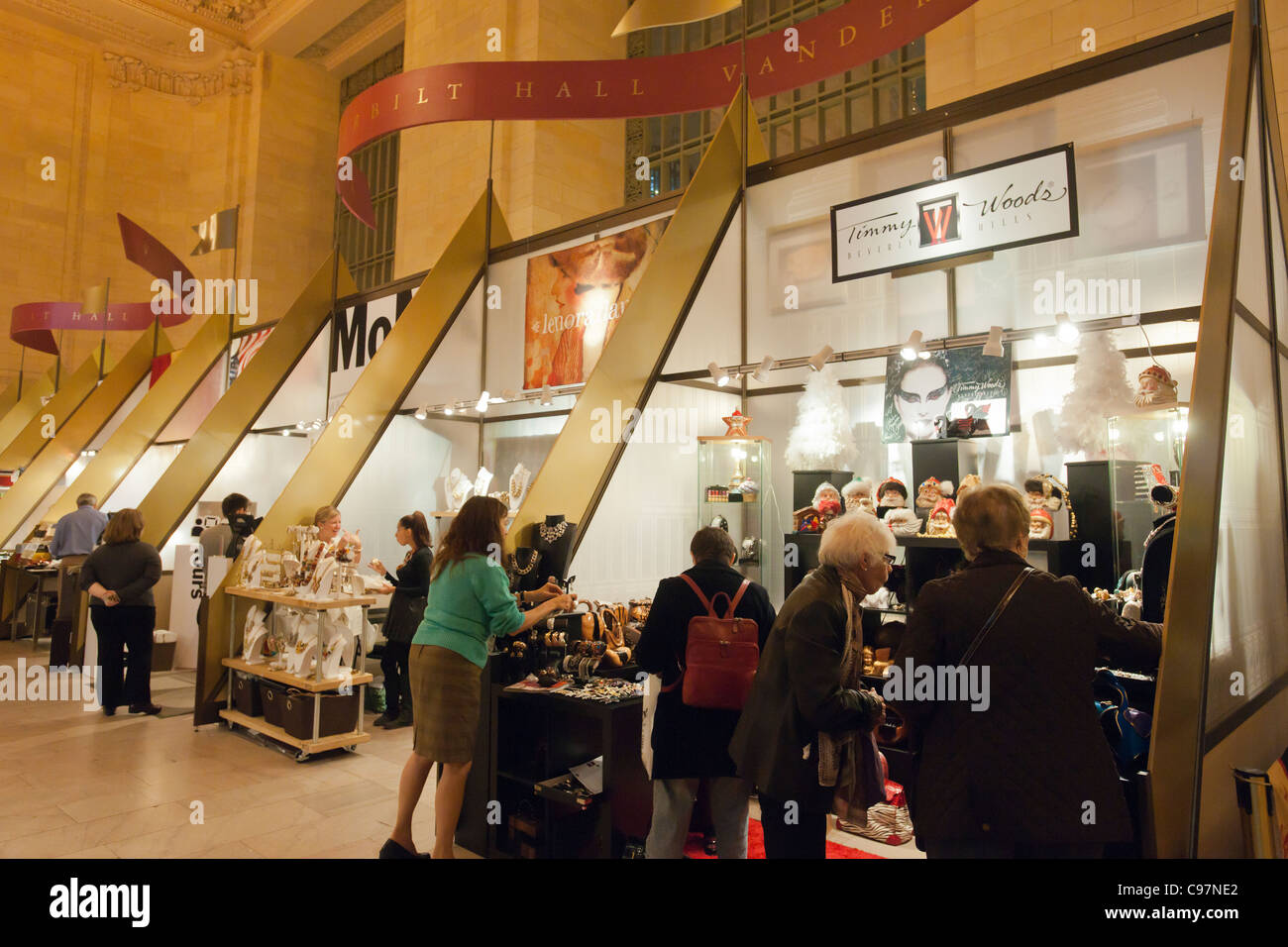Shoppers sfoglia il Grand Central Fiera Vacanze a Vanderbilt Hall di Grand Central Terminal di New York Foto Stock