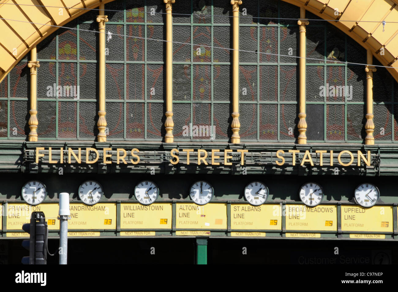 Una fila di orologi davanti alla stazione ferroviaria principale di Flinders Street in arrivo/partenza a Melbourne, Australia Foto Stock