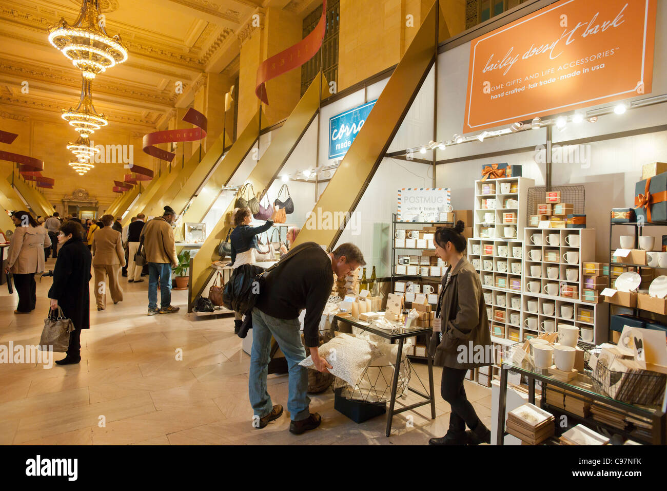Shoppers sfoglia il Grand Central Fiera Vacanze a Vanderbilt Hall di Grand Central Terminal di New York Foto Stock