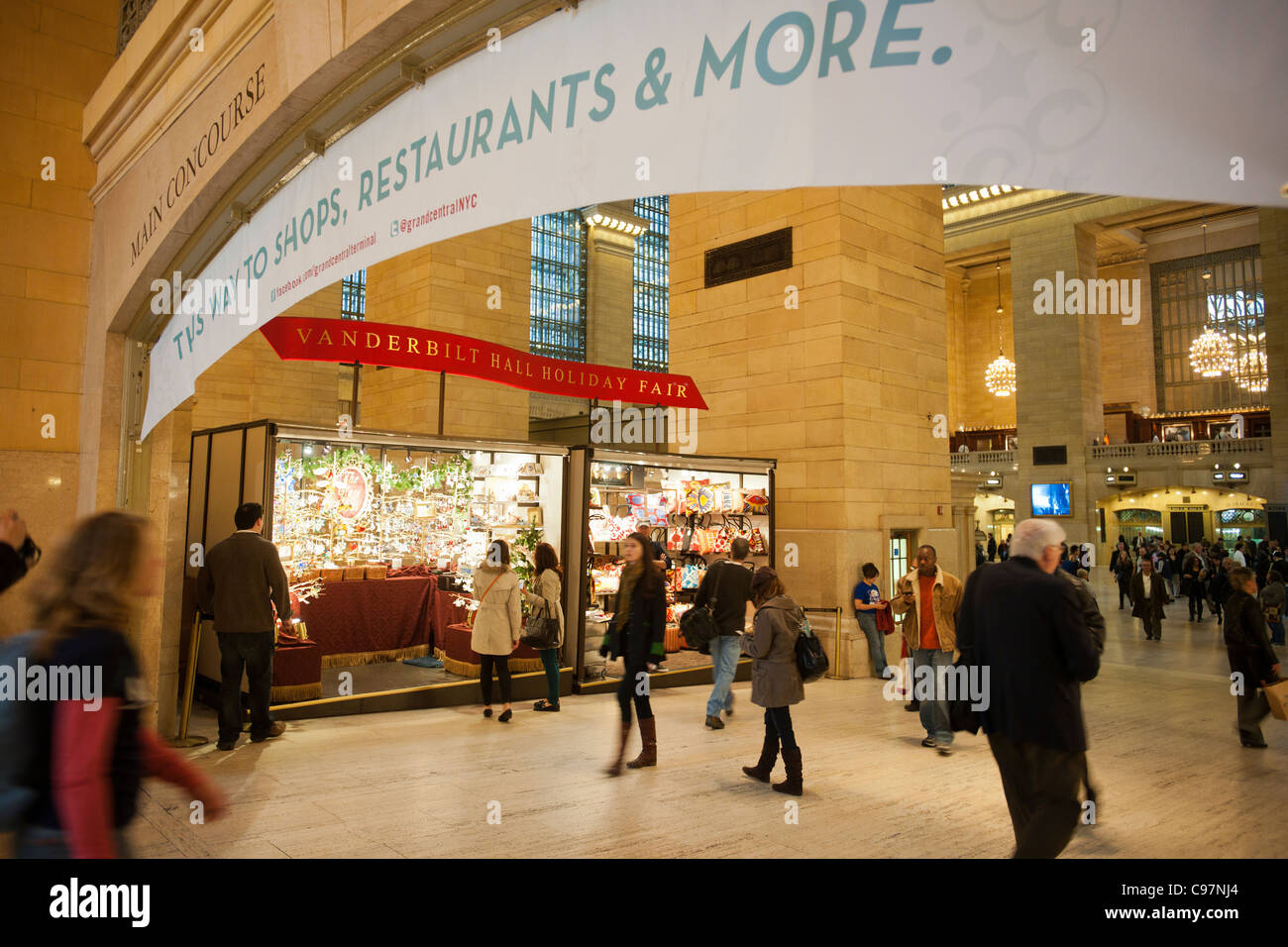 Shoppers sfoglia il Grand Central Fiera Vacanze a Vanderbilt Hall di Grand Central Terminal di New York Foto Stock