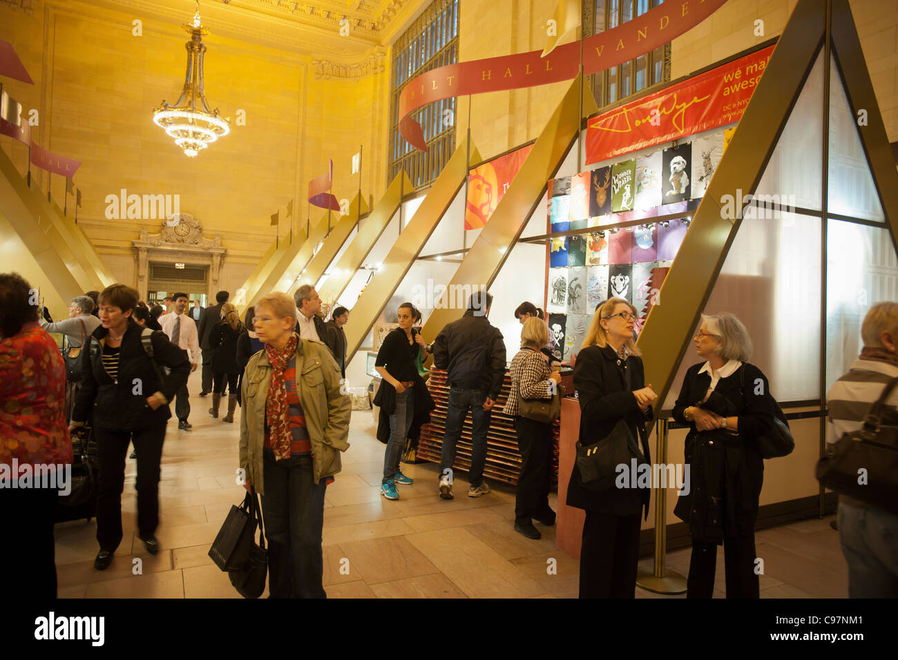 Shoppers sfoglia il Grand Central Fiera Vacanze a Vanderbilt Hall di Grand Central Terminal di New York Foto Stock