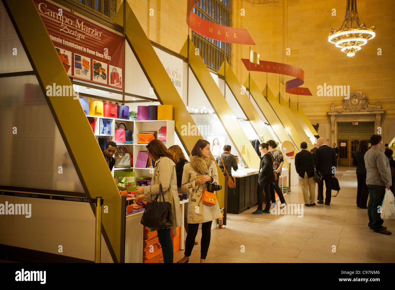 Shoppers sfoglia il Grand Central Fiera Vacanze a Vanderbilt Hall di Grand Central Terminal di New York Foto Stock