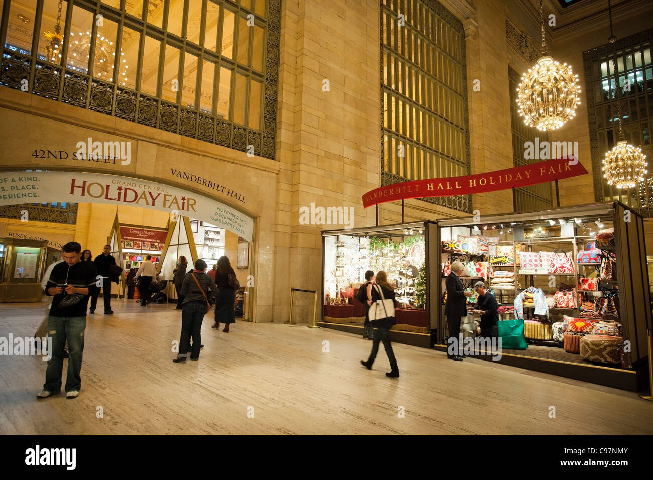 Shoppers sfoglia il Grand Central Fiera Vacanze a Vanderbilt Hall di Grand Central Terminal di New York Foto Stock