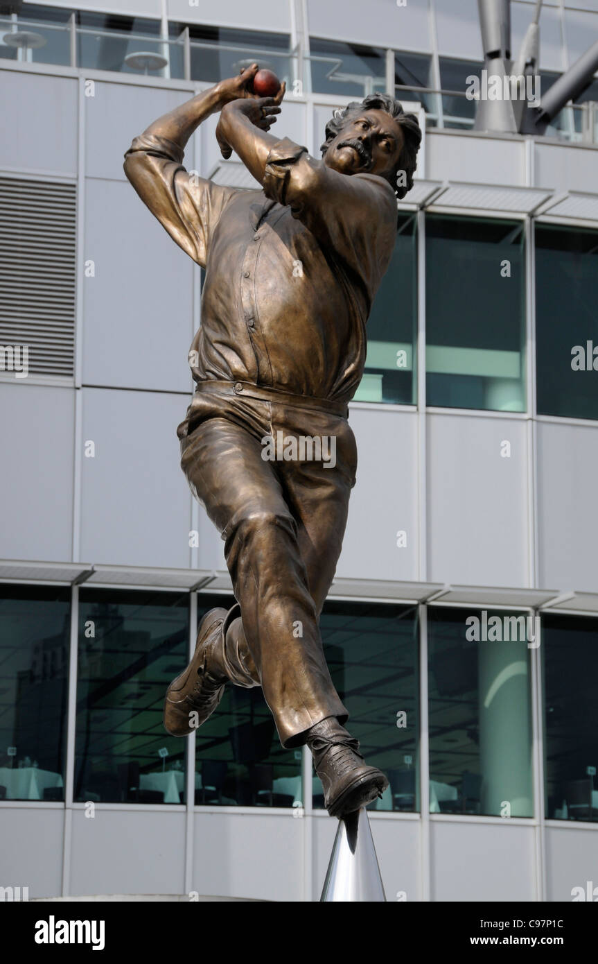 Una statua di Australian fast bowler, Dennis Lillee a Melbourne Cricket Club di Melbourne, Australia Foto Stock