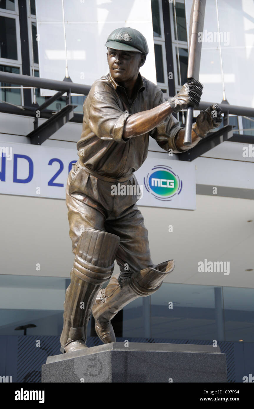 Una statua del battitore Australiano, Bill Ponsford a Melbourne Cricket Club di Melbourne, Australia Foto Stock