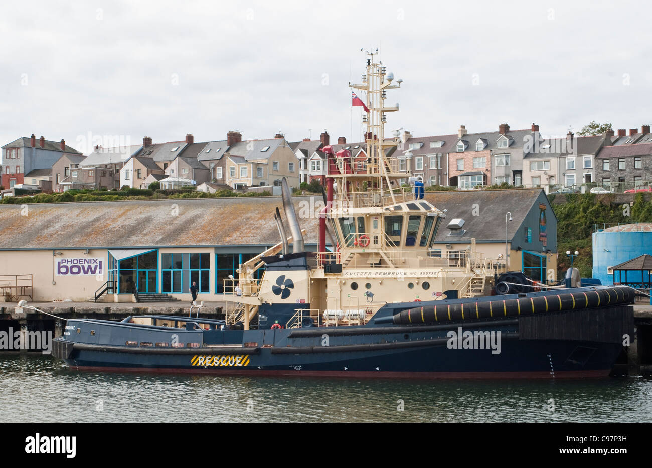 Rimorchiatore di salvataggio ormeggiata in Milford Haven Porto di Pembrokeshire West Wales Foto Stock