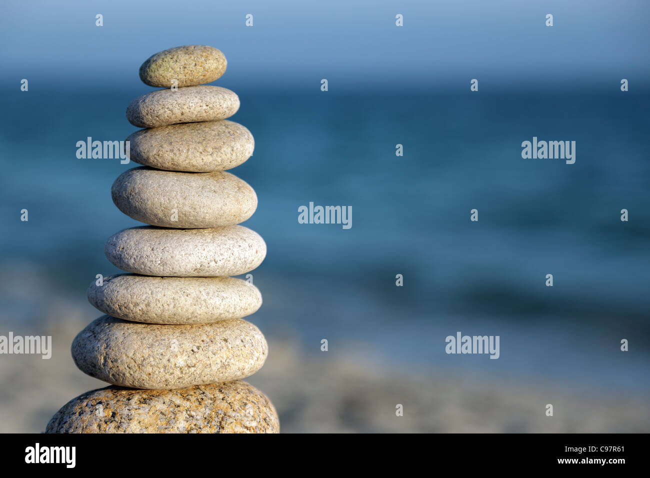 Equilibrio di pietra pietre ghiaia sulla spiaggia Foto Stock