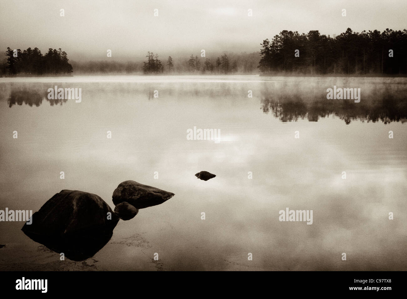 Tonalità seppia immagine di Tully Lago in Royalston, Massachusetts Foto Stock