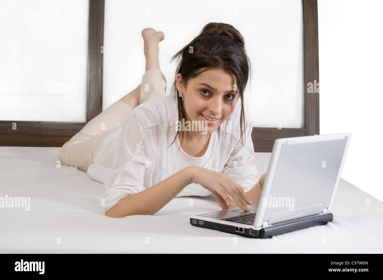 Donna al lavoro su suo lap top Foto Stock