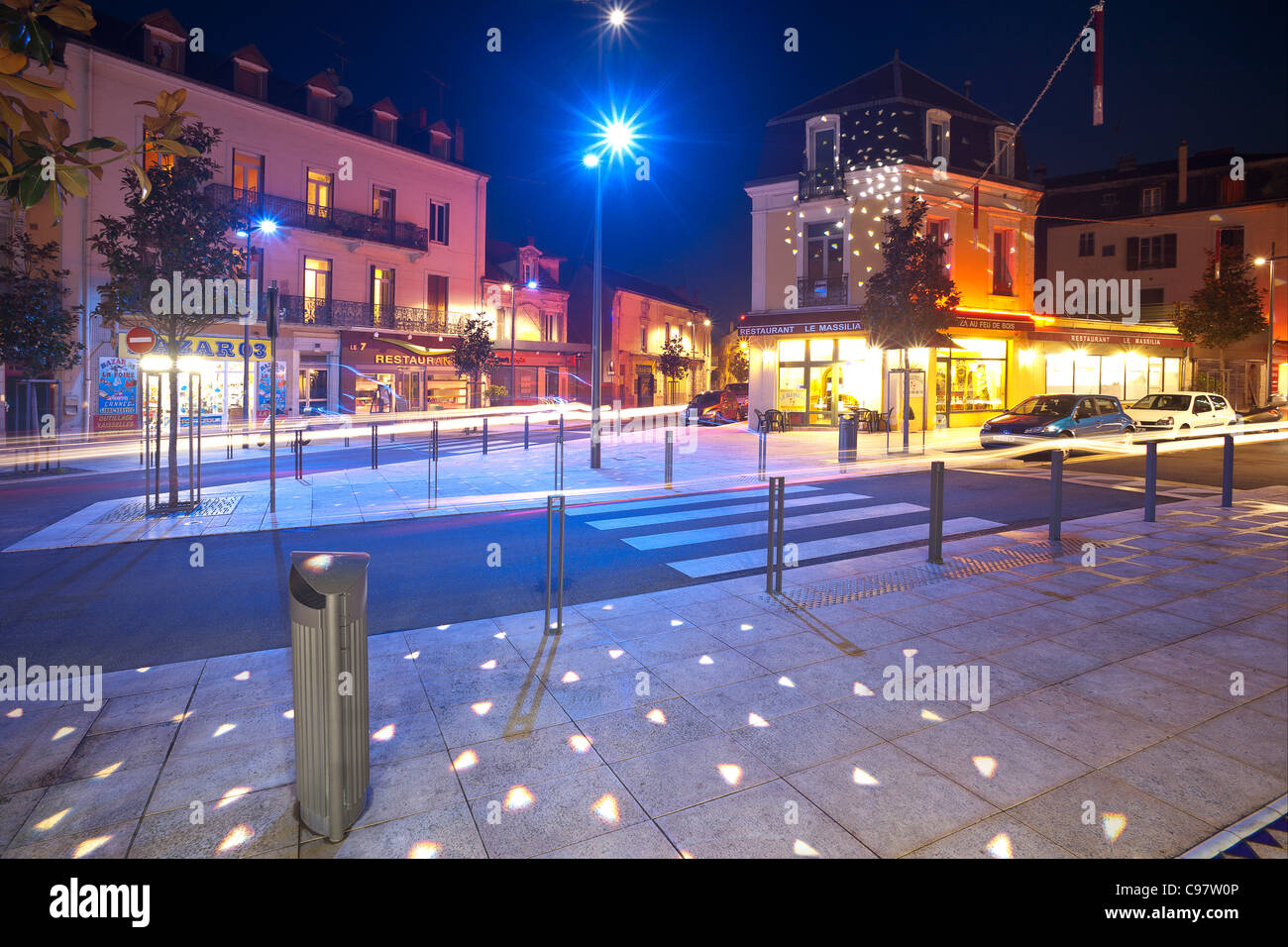 In Vichy, la strada di Parigi di notte (Allier - Francia). A Vichy, la rue de Paris de nuit (Allier 03 - Francia). Foto Stock