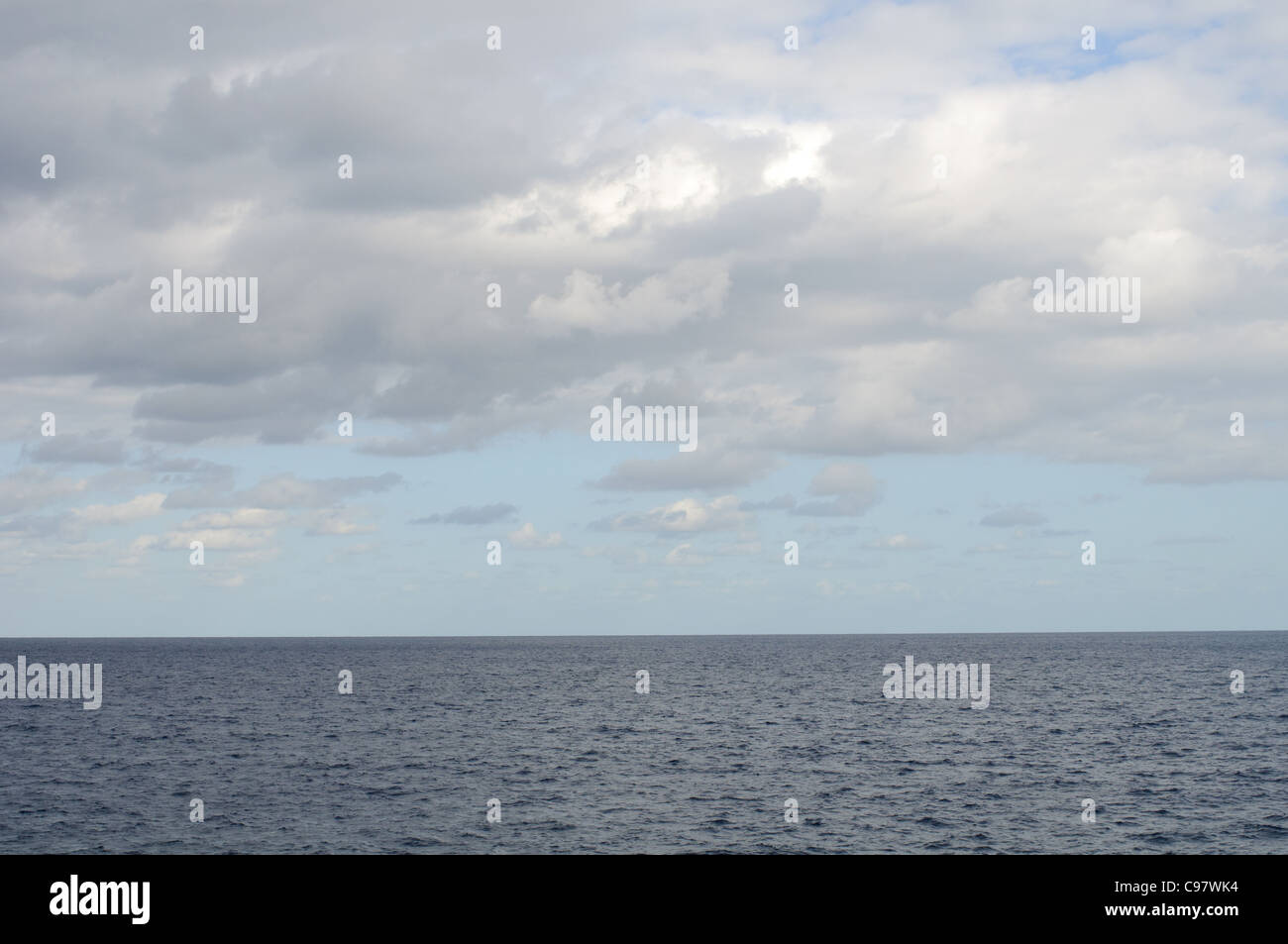 Un paesaggio marino del mare nuvole del cielo e orizzonte da Cala Figuera sull'isola mediterranea di Mallorca / Maiorca Foto Stock