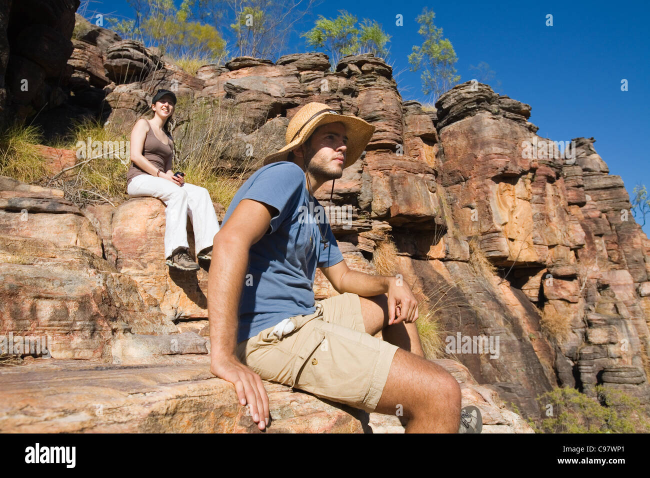 Il riposo escursionisti sulla Jim Jim Falls scarpata. Barrk Marlam Bushwalk, Parco Nazionale Kakadu, Territorio del Nord, l'Australia Foto Stock