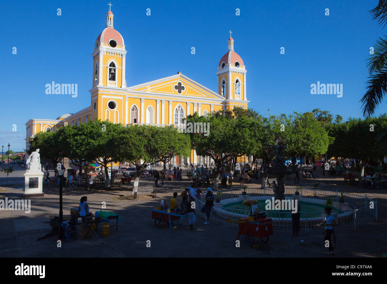 Parque Central park e Cattedrale di Granada, Granada, Granada, Nicaragua, America Centrale, America Foto Stock
