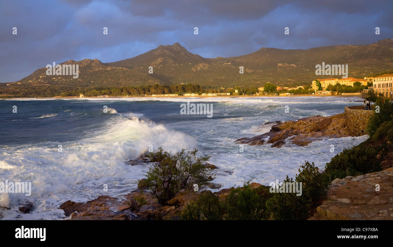 Il tramonto e fare surf a Algajola Bay, a nord-ovest della costa, Balagne in Corsica, Francia, Europa Foto Stock