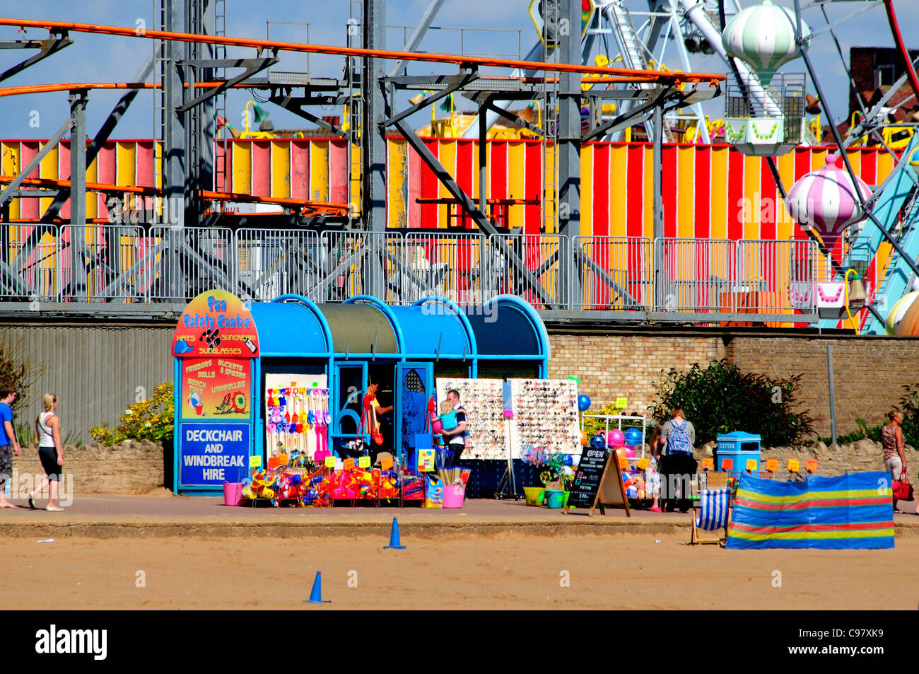 L'inizio della giornata presso l'attrazione turistica in spiaggia a Skegness UK Foto Stock