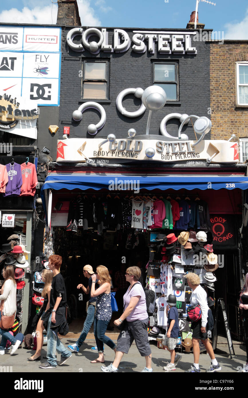 Il freddo Acciaio body piercing & Fashion Outlet su Camden High Street, Camden Town, Londra, Regno Unito Foto Stock