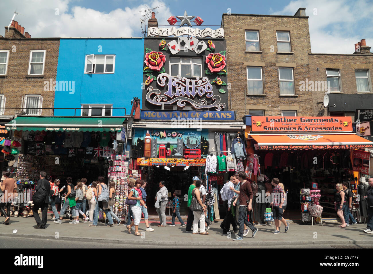 La "montagna di jeans' store & Evil dall'ago salotto tattoo su Camden High Street, Camden Town, Londra, Regno Unito Foto Stock