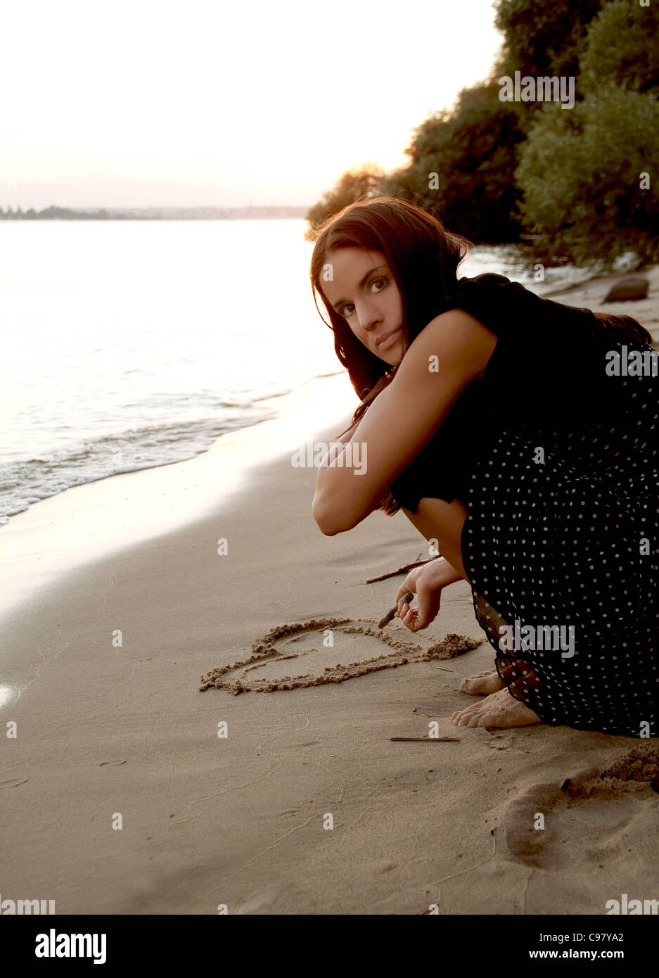 Giovane donna facendo una passeggiata serale lungo il fiume Elba in Amburgo, Germania settentrionale Foto Stock