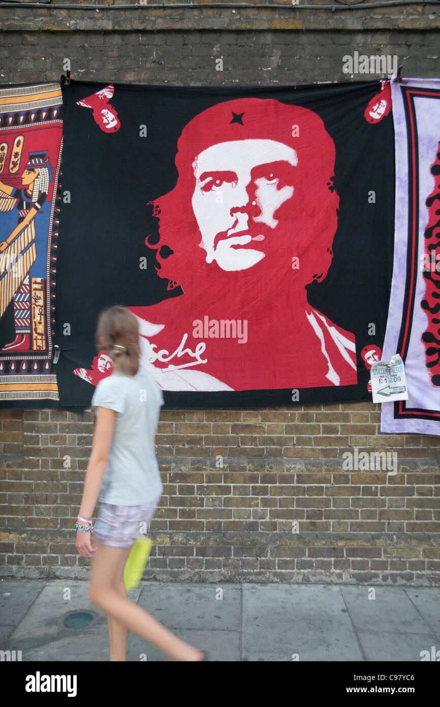 Una donna guarda un Che Guevara gettare, in vendita insieme a Chalk Farm Road vicino al mercato di Camden, in Camden Town, Londra, Regno Unito Foto Stock