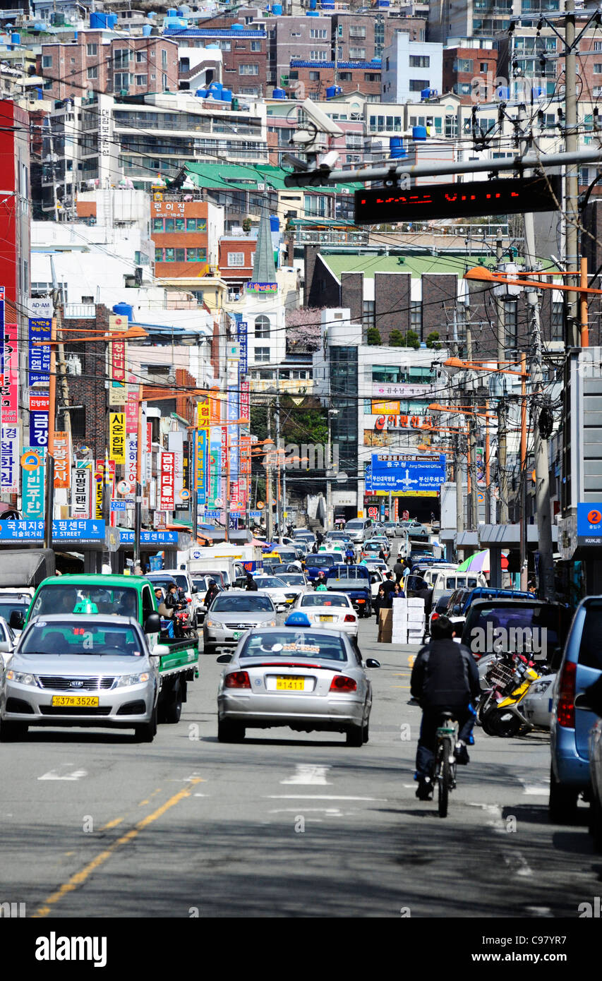 Una strada trafficata in Busan, Corea del Sud. Foto Stock