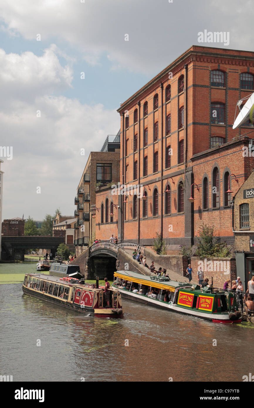 Vista lungo il Regent's Canal, Camden si blocca nei pressi di Camden Market, in Camden Town, Londra, Regno Unito Foto Stock