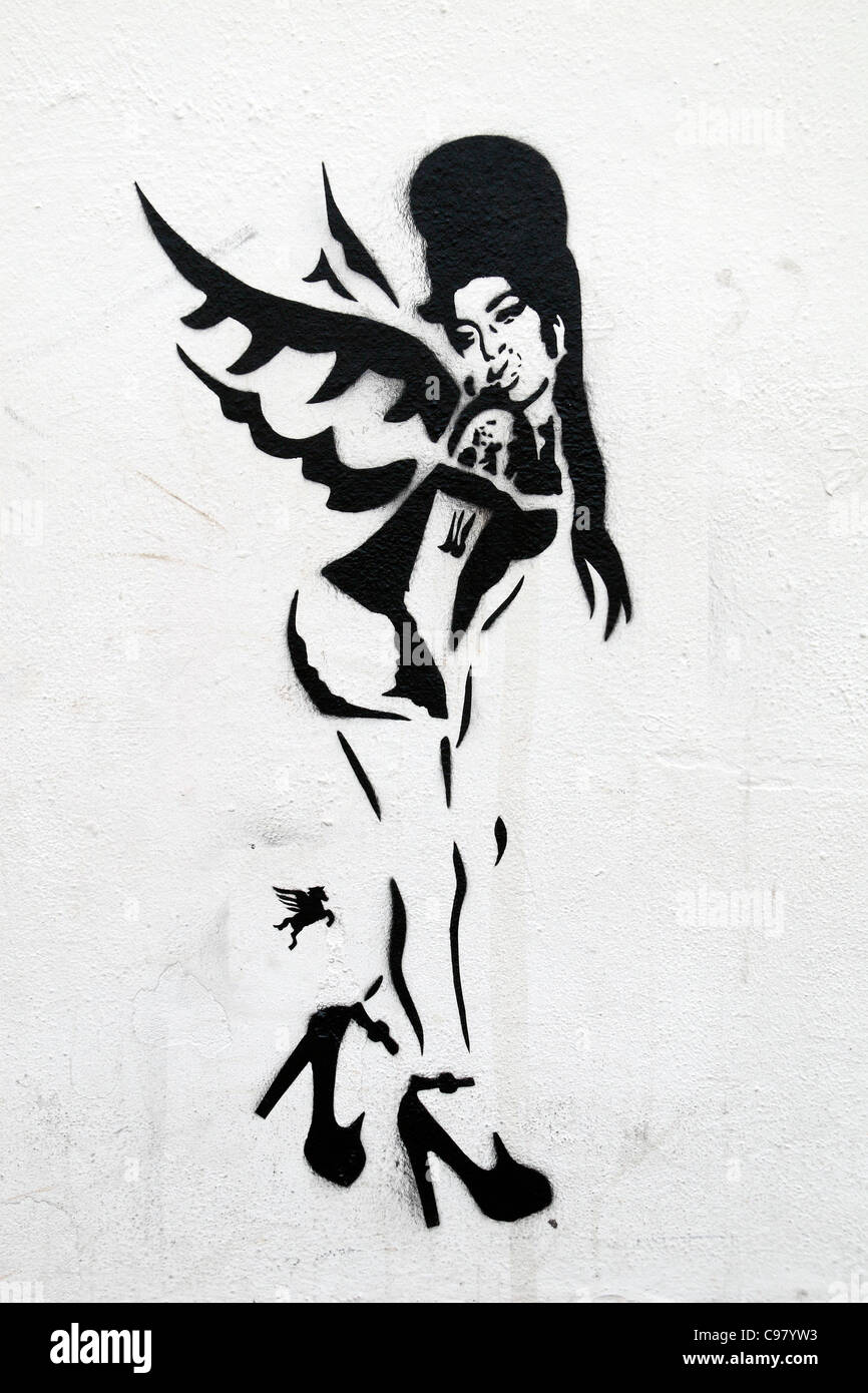Una vernice spray stencil di Amy Winehouse con ali su una parete in Camden Lock, Londra dopo la sua morte il 23 luglio 2011. Foto Stock