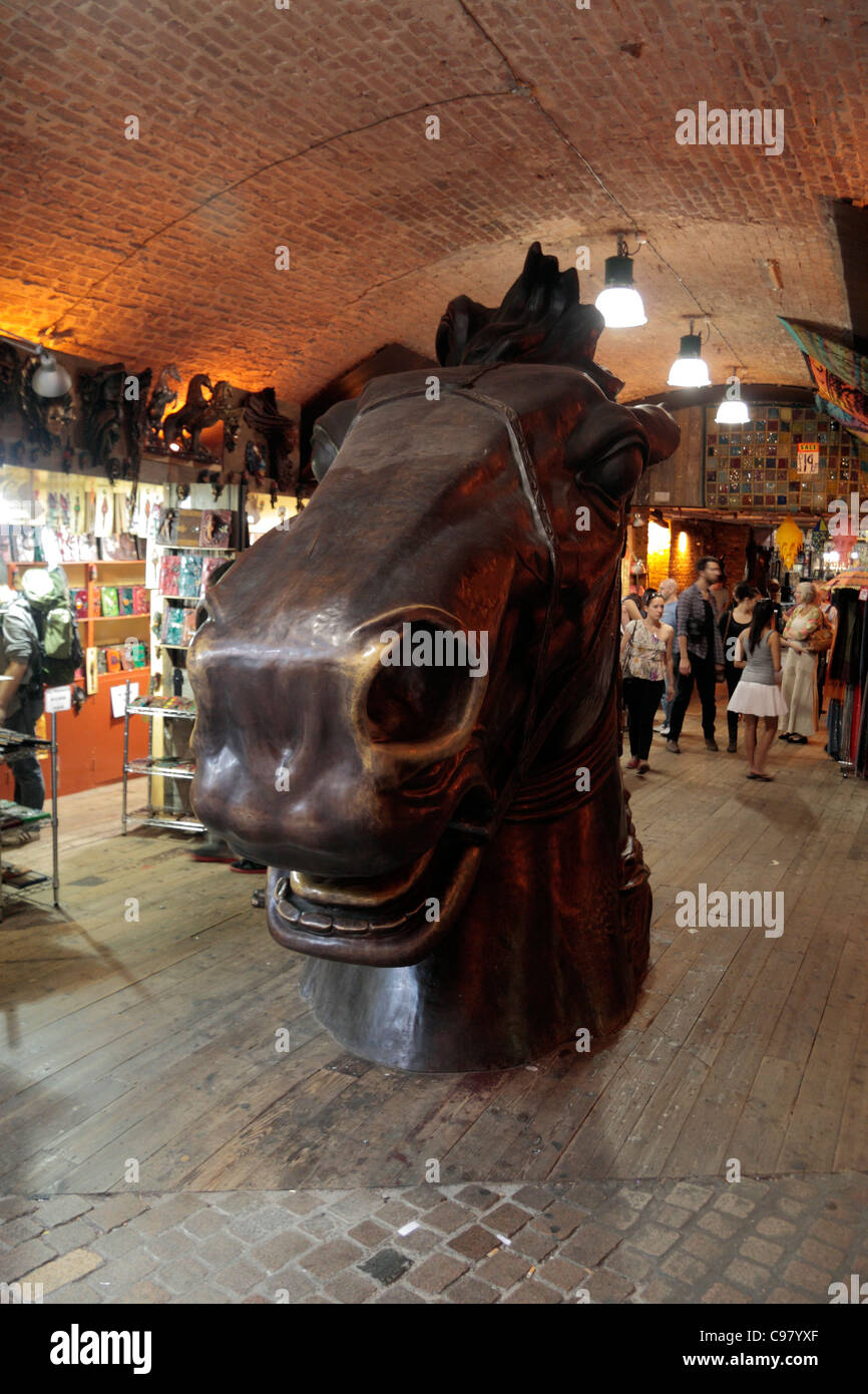 Testa di cavallo scultura in stalle di mercato, il mercato di Camden, in Camden Town, Londra, Regno Unito Foto Stock