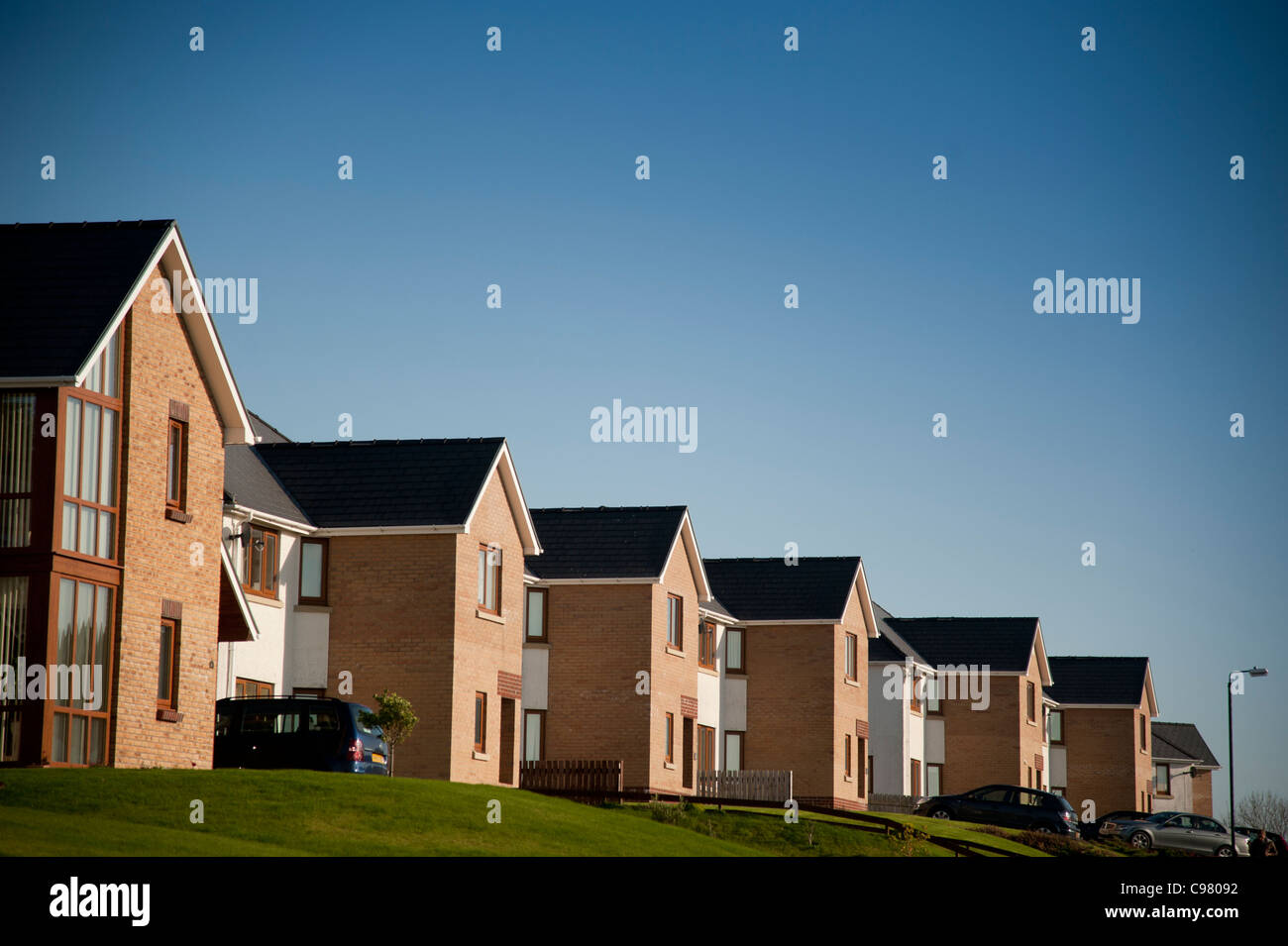 Una fila di 'executive' case unifamiliari su un terreno privato, Aberystwyth Ceredigion REGNO UNITO Galles Foto Stock