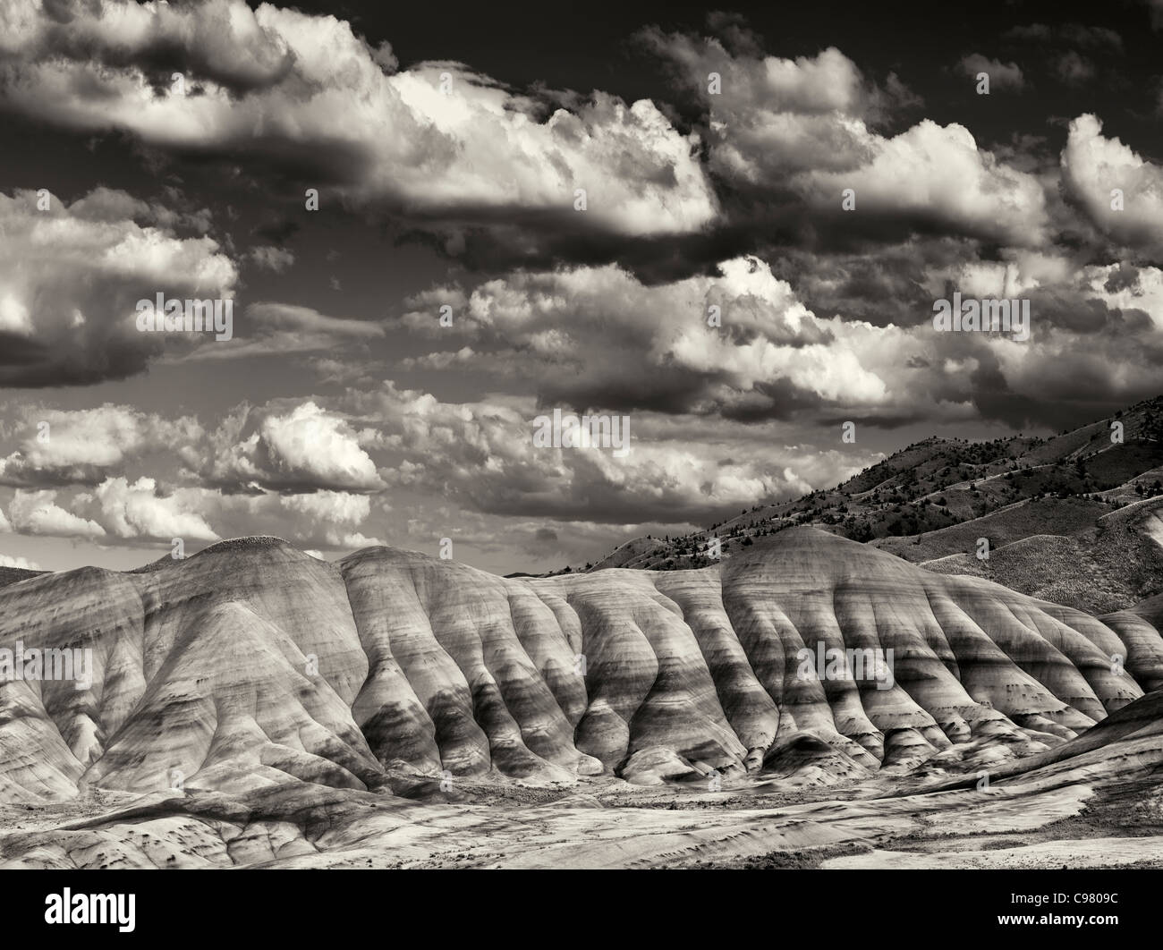 Puffy nubi su colline dipinte. John Day Fossil Beds National Monument. Oregon Foto Stock