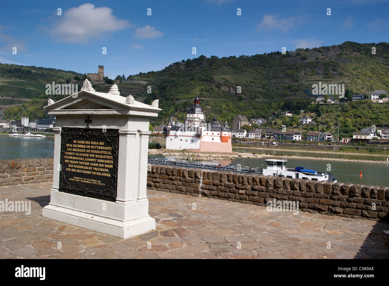 Blucher Memorial e il Burg Pfalzgrafenstein castello di pedaggio sul fiume Reno, Kaub, vicino a Bacharach, Renania-Palatinato, Germanyy Foto Stock