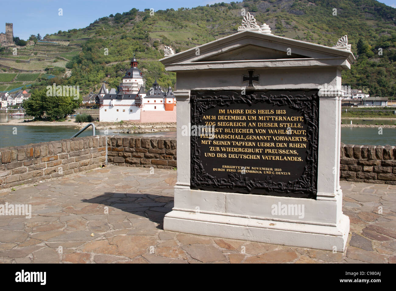 Blucher Memorial e il Burg Pfalzgrafenstein castello di pedaggio sul fiume Reno, Kaub, vicino a Bacharach, Renania-Palatinato, Germania Foto Stock