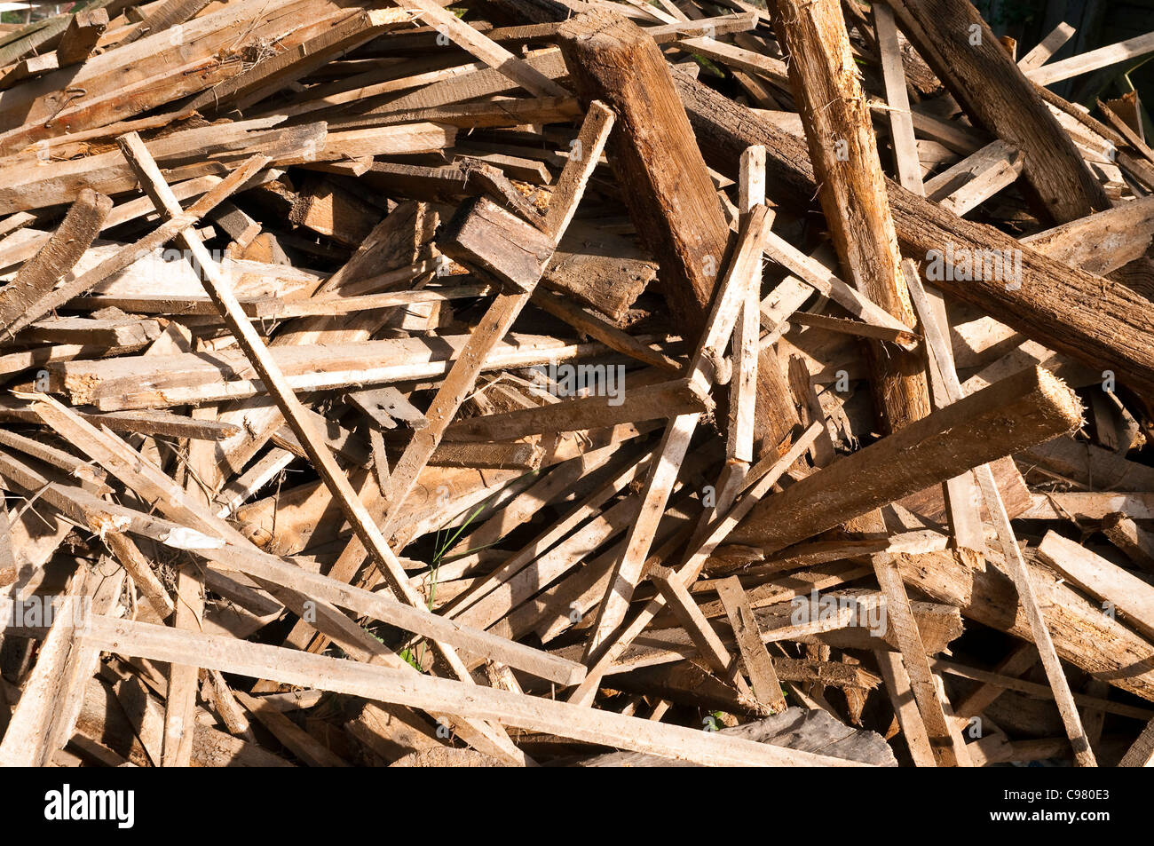 Mucchio di rottami costruzione di travi, travetti e listelli - Francia. Foto Stock