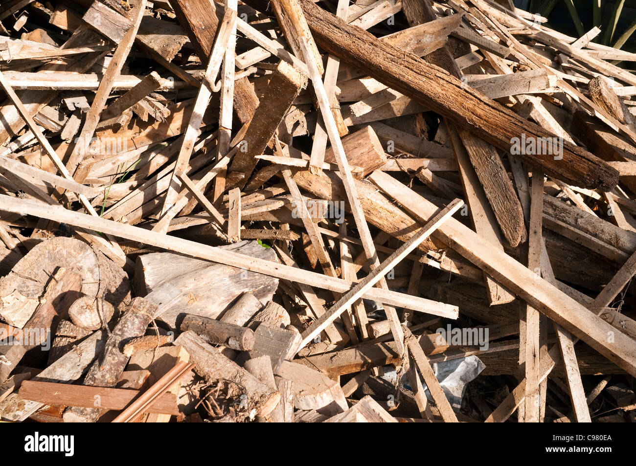 Mucchio di rottami costruzione di travi, travetti e listelli - Francia. Foto Stock