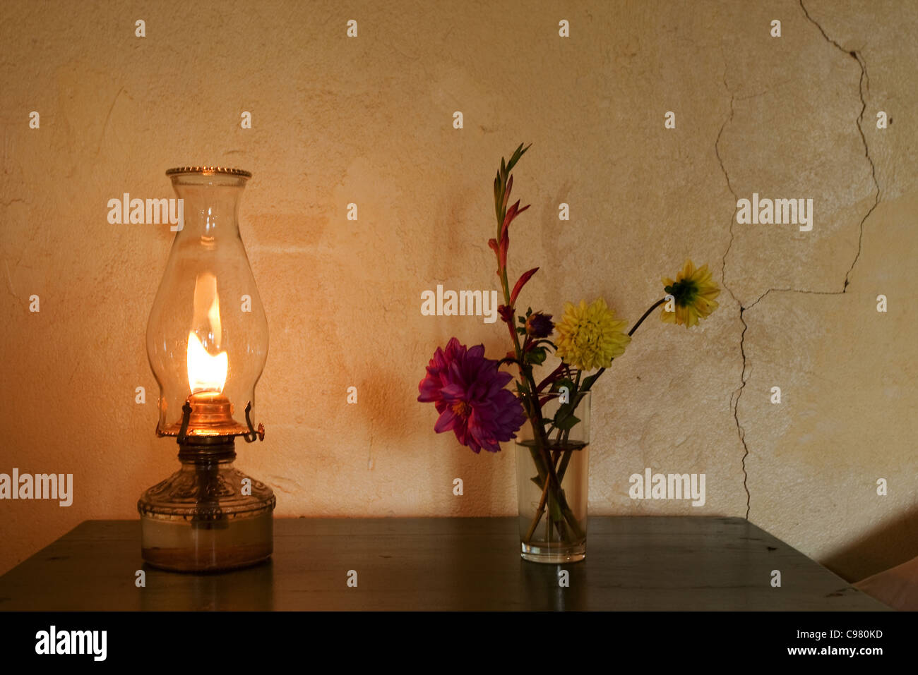 Vecchia lampada di paraffina e piccoli fiori Foto Stock