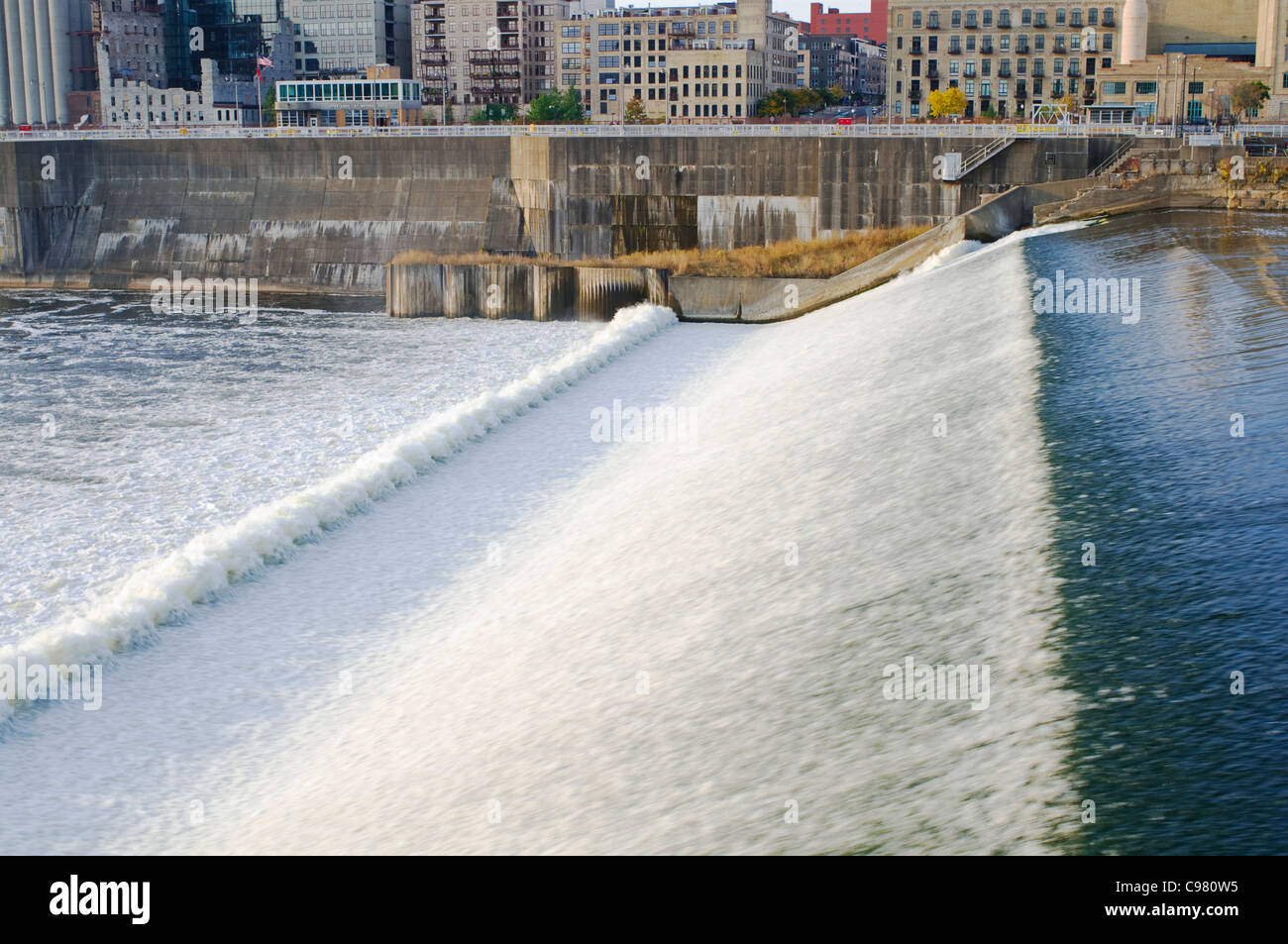 Superiore di Saint Anthony Falls Dam e cascata sul fiume Mississippi nel centro di Minneapolis Foto Stock