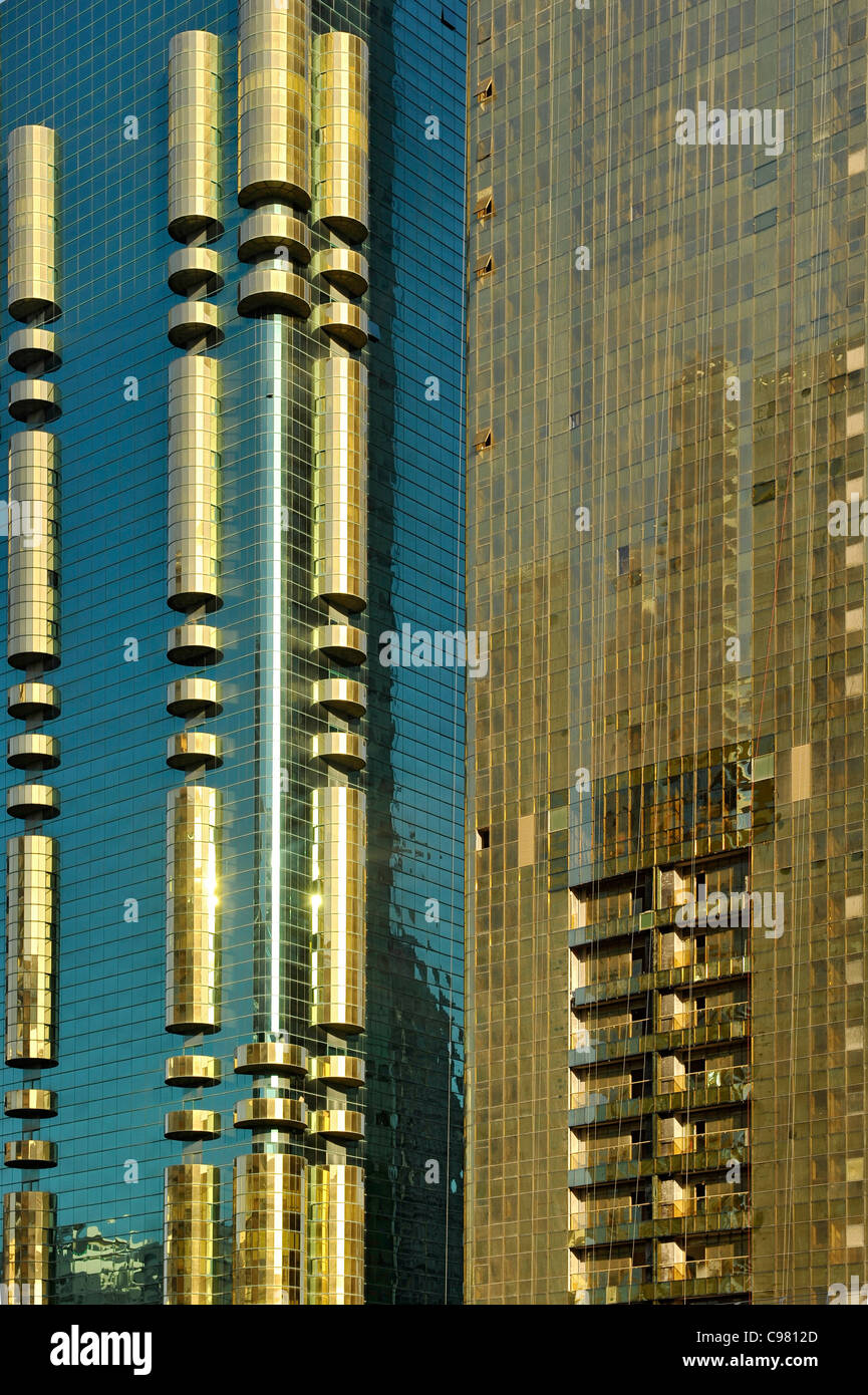 Oro facciata scintillante, torri, grattacieli, architettura moderna, Sheikh Zayed Road, Financial District, Dubai Foto Stock