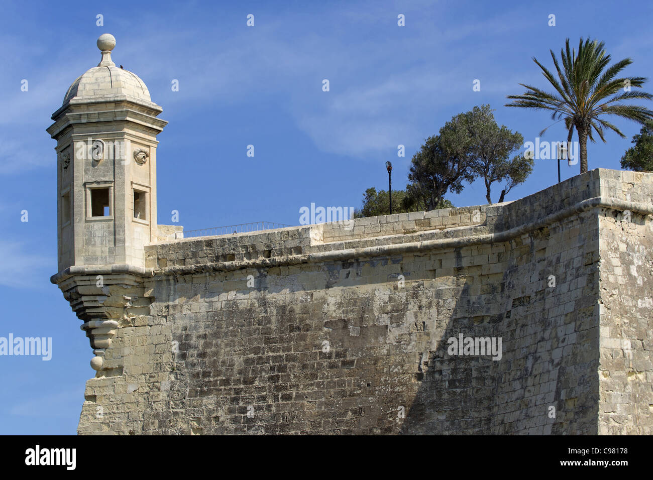 Torre di avvistamento a Malta il rifugio sicuro punto di giardino Foto Stock