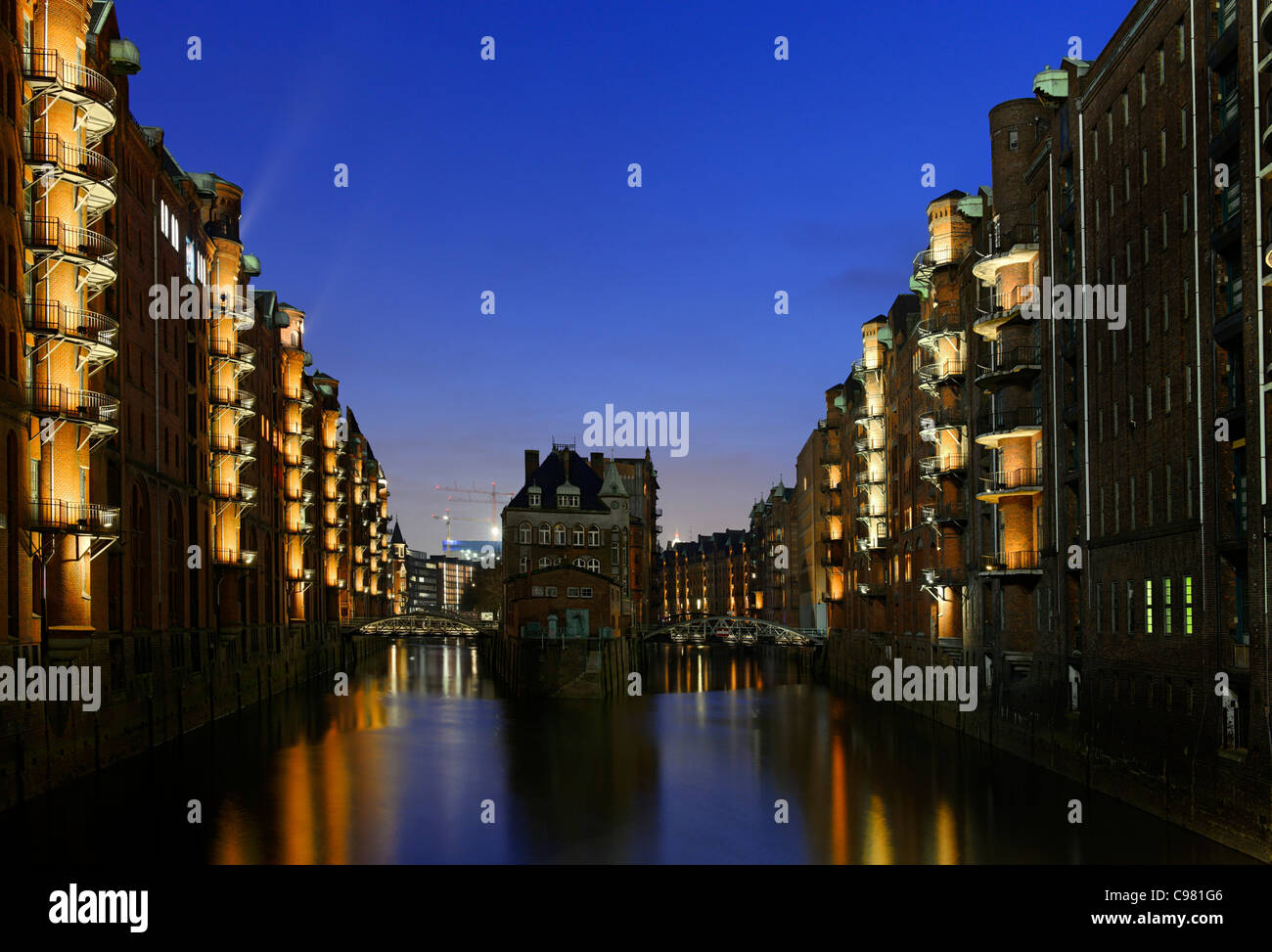 Ora blu nella Speicherstadt storico distretto Warehouse ad Amburgo, Germania, Europa Foto Stock