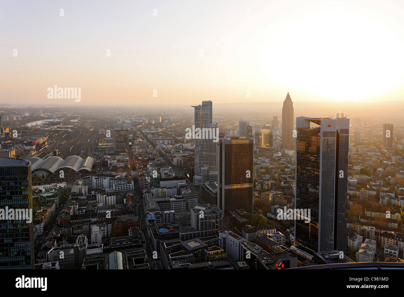 Vista panoramica del quartiere finanziario skyline al tramonto, Frankfurt am Main, Hesse, Germania, Europa Foto Stock