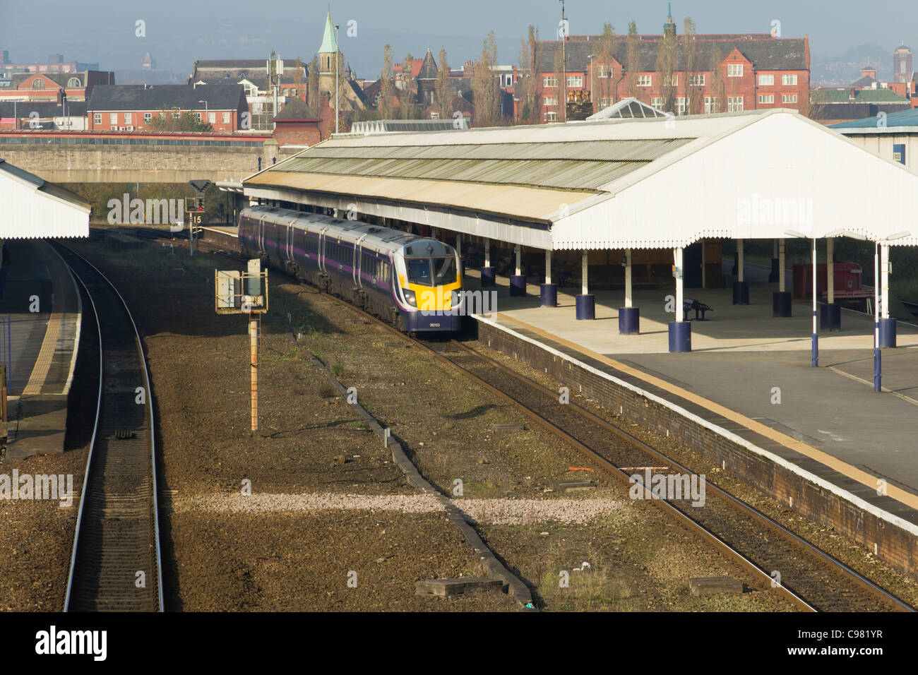 Bolton stazione ferroviaria Vista da Orlando Street bridge con una classe di attesa 180 Northern Rail diesel elettrico unità multiple. Foto Stock